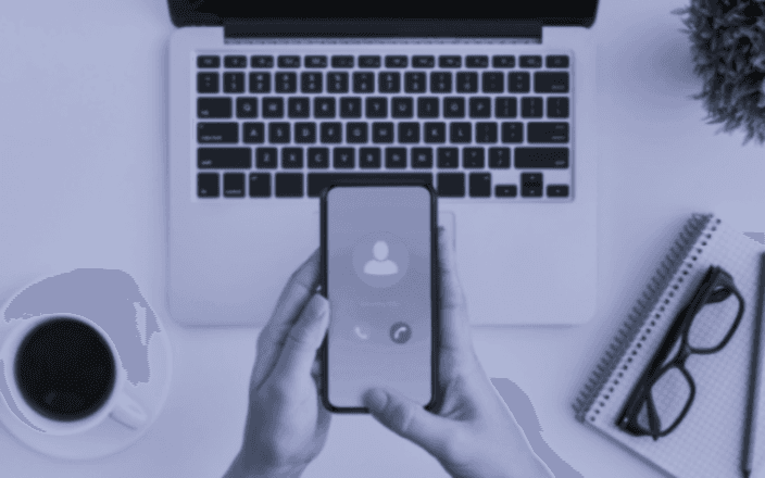 Mains tenant l'écran d'appel téléphonique