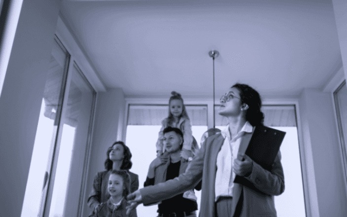 Famille visitant un bien immobilier